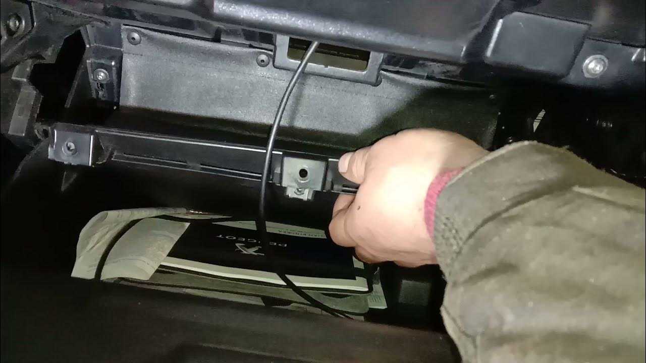 Где находится салонный фильтр citroen c4? - spravochnik-tut.ru