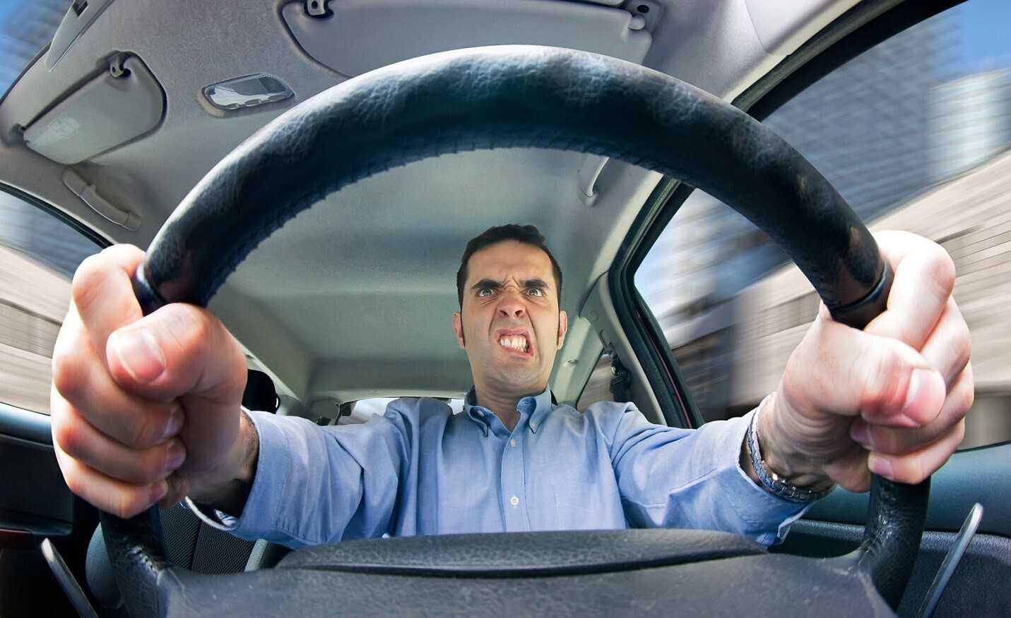 8 причин, по которым ваш автомобиль трясется или вибрирует во время вождения