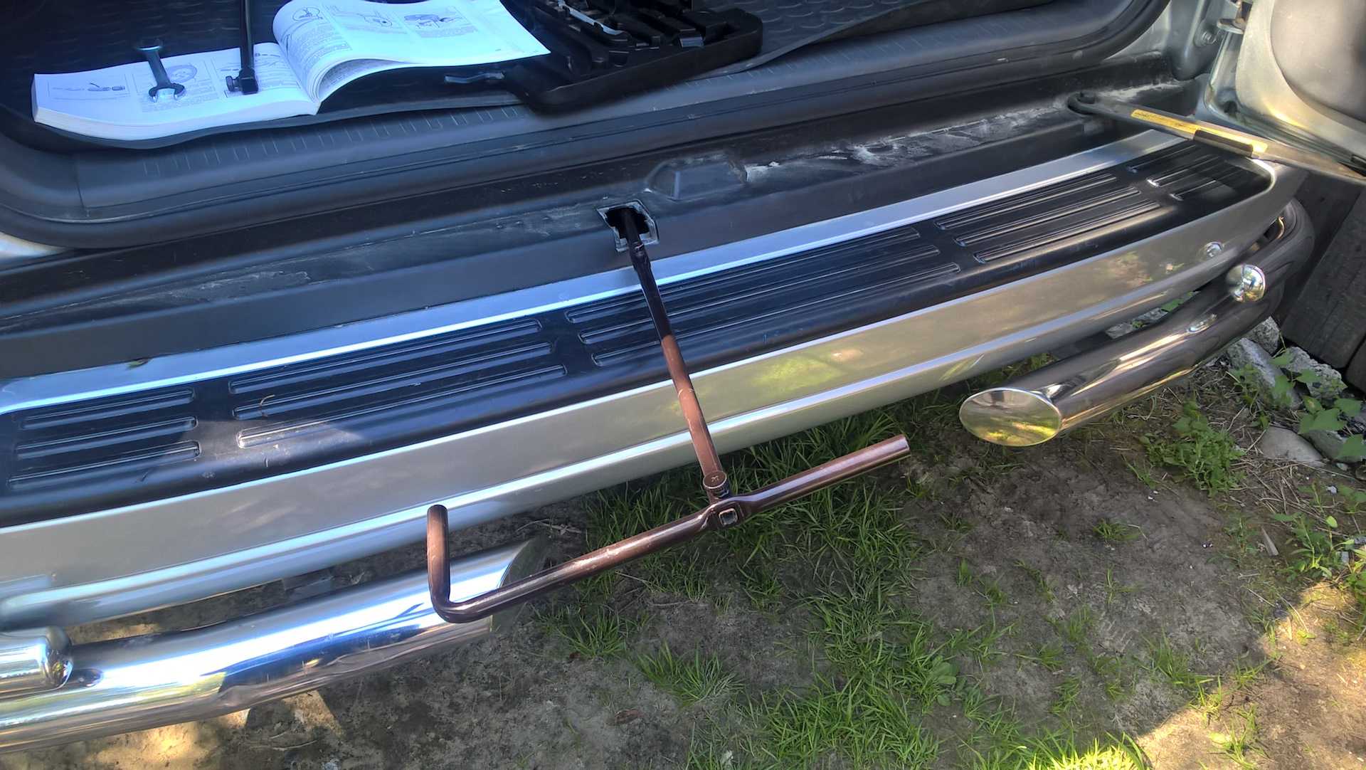 Вы узнаете, как безопасно снять запасное колесо на автомобиле Toyota Land Cruiser Prado 150 В статье представлена пошаговая инструкция с видео, а также полезные советы по поводу подготовки и безопасности при выполнении данной операции