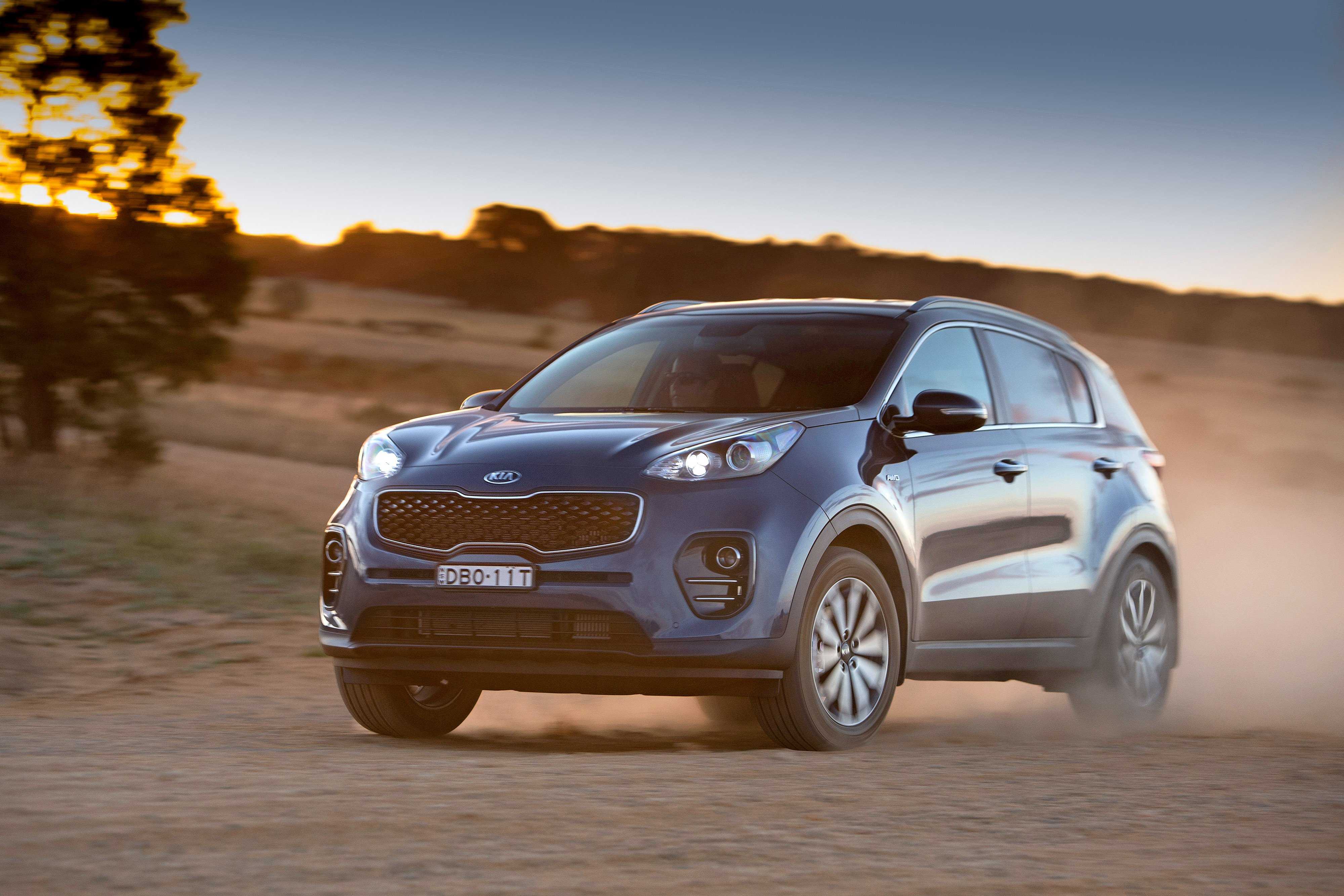 Kia sportage: поколения, кузова по годам, история модели и года выпуска, рестайлинг, характеристики, габариты, фото - carsweek