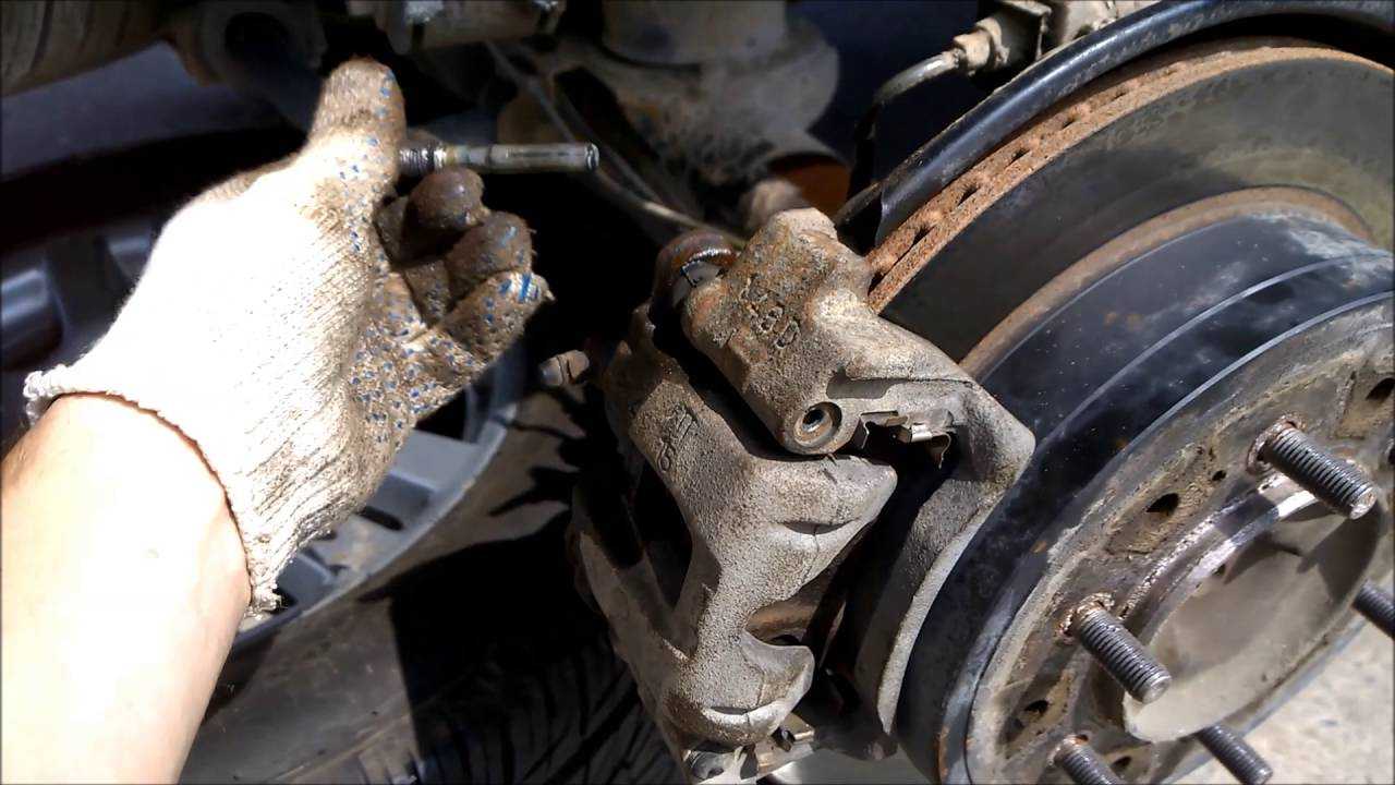 Узнайте, как правильно выполнить замену колодок ручника на автомобиле Toyota Land Cruiser Prado 150 Мы подготовили подробную и пошаговую инструкцию для вас