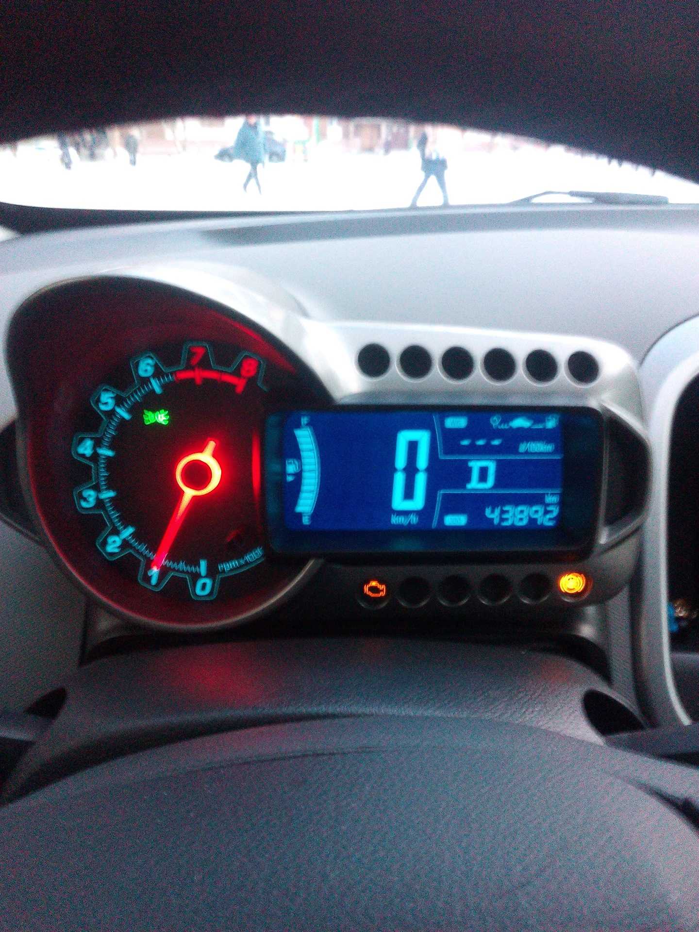 У меня шевроле авео, неровно работает двигатель, одновременно на панели загораются чек и значок abs (что это). спасибо.